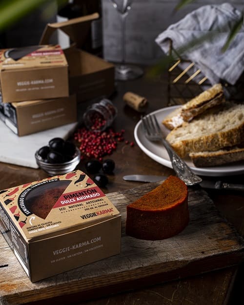 Queso semicurado vegano con pimentón dulce ahumado, Veggie karma Semicurado con pimentón dulce ahumado (queso) karmage fermentado vegano